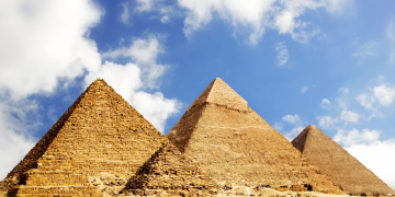 蓝天白云下的埃及金字塔背景的幻灯片PPT模板免费下载